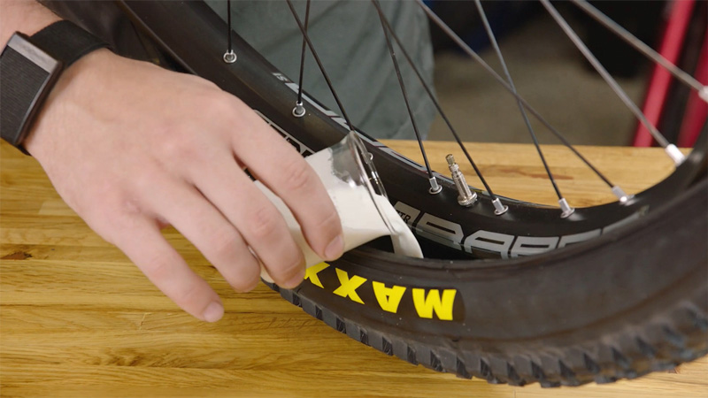 Fitting a discount tubeless mtb tyre