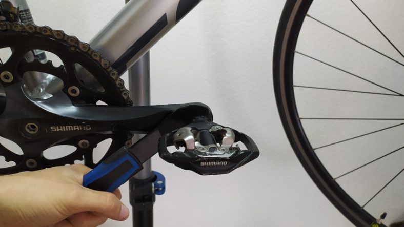 removing bike pedals