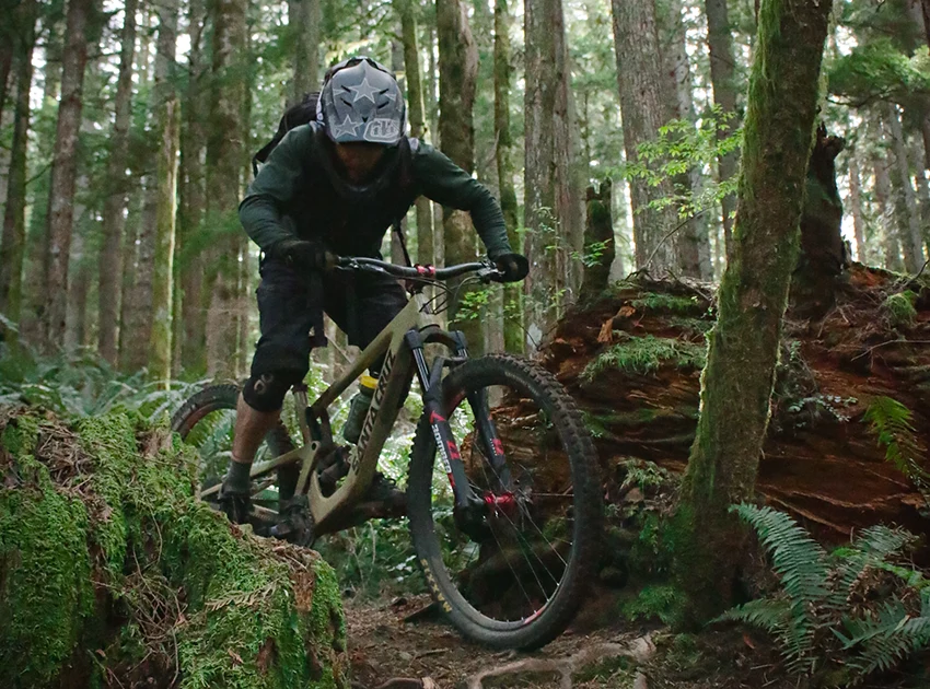 cyclist riding a 29er mountain bike on a technical singletrack trail