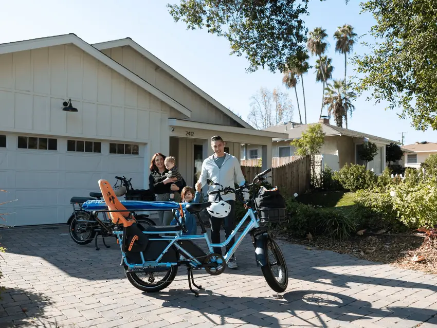 family with kids loading the radwagon 5 electric cargo bicycle